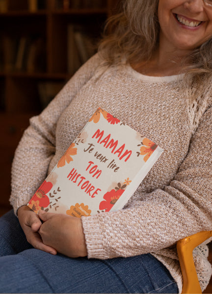 Maman tenant un carnet souvenir, cadeau émotionnel à offrir
